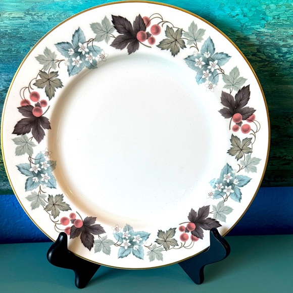 4 10 5/8th Dinner Plates Royal Doulton Camelot - Picture 1 of 10